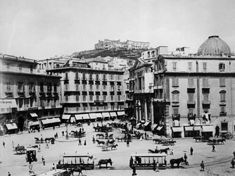 Nápoles: La Piazza San Fernando y el Castello Sant Elmo